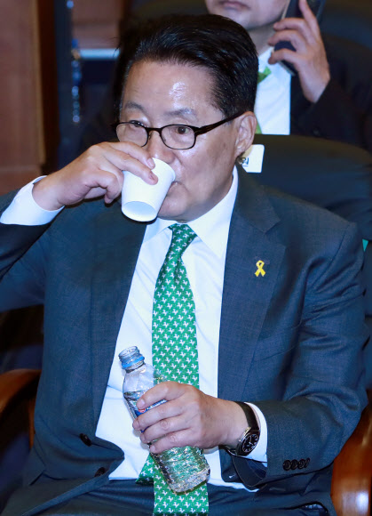 국민의당 박지원 중앙상임선거대책위원장이 9일 오후 서울 여의도 국회 헌정기념관에 마련된 국민의당 선대위 개표상황실에서 개표 방송을 지켜보던 중 물을 마시고 있다.  연합뉴스