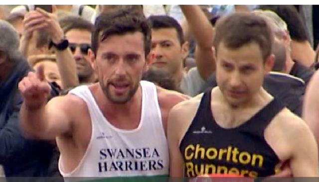 매튜 리스(왼쪽)가 지난달 런던마라톤 결승선 근처에서 다리가 풀려 힘들어 하는 데이비드 와이어스를 부축하며 결승선까지 걸어서라도 가자고 독려하고 있다. BBC 동영상 캡처