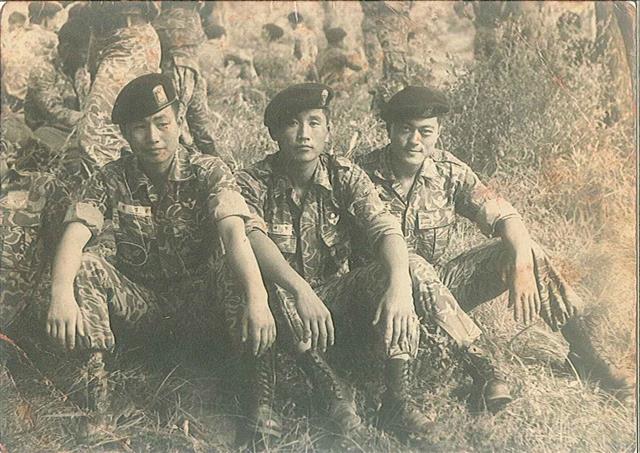 문(오른쪽) 당선인이 특전사 복무 시절 동료와 함께한 모습.  문재인 캠프 제공