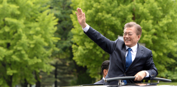 국회에서 취임식을 마친 문재인 대통령이 10일 국회대로를 지나며 시민들에게 손을 흔들어 인사하고 있다.  도준석 기자 pado@seoul.co.kr