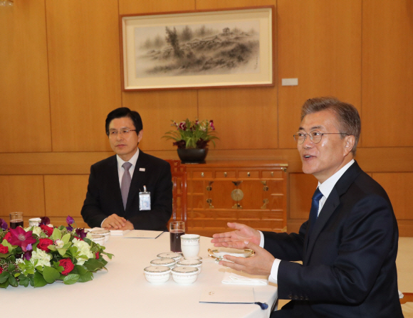 문재인 대통령이 10일 오후 청와대에서 황교안 총리와 오찬에 앞서 대화하고 있다.  안주영 기자 jya@seoul.co.kr