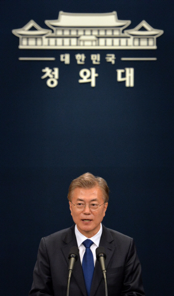 문재인 대통령이 10일 청와대 춘추관에서 총리와 비서실장 등 인사발표 기자회견을 갖고 있다.  안주영 기자 jya@seoul.co.kr