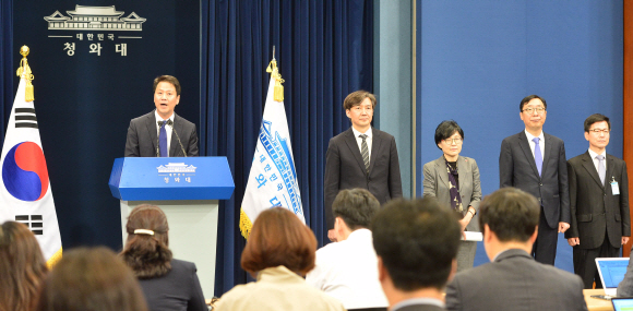 새정부 출범 2일째인 11일 청와대 춘추관에서 임종석 비서실장이 조국 민정수석등 신임 비서진을 소개하고 있다. 왼쪽부터 조국 민정수석,조현옥 인사수석,윤영찬 홍보수석,이정도 총무비서관. 2017. 05. 11 안주영 기자 jya@seoul.co.kr