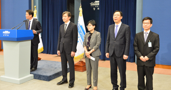 새정부 출범 2일째인 11일 청와대 춘추관에서 임종석 비서실장이 조국 민정수석등 신임 비서진을 소개하고 있다. 왼쪽부터 조국 민정수석,조현옥 인사수석,윤영찬 홍보수석,이정도 총무비서관. 2017. 05. 11 안주영 기자 jya@seoul.co.kr