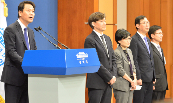 새정부 출범 2일째인 11일 청와대 춘추관에서 임종석 비서실장이 조국 민정수석등 신임 비서진을 소개하고 있다. 왼쪽부터 조국 민정수석,조현옥 인사수석,윤영찬 홍보수석,이정도 총무비서관. 2017. 05. 11 안주영 기자 jya@seoul.co.kr