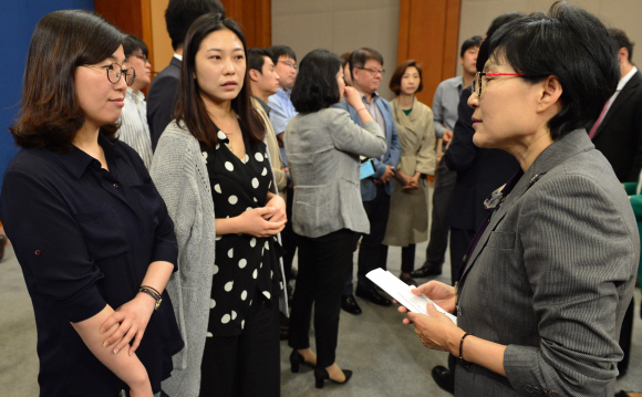 새정부 출범 2일째인 11일 청와대 춘추관에서 조현옥 인사수석이 취재진의 질문을 받고 있다. 2017. 05. 11 안주영 기자 jya@seoul.co.kr