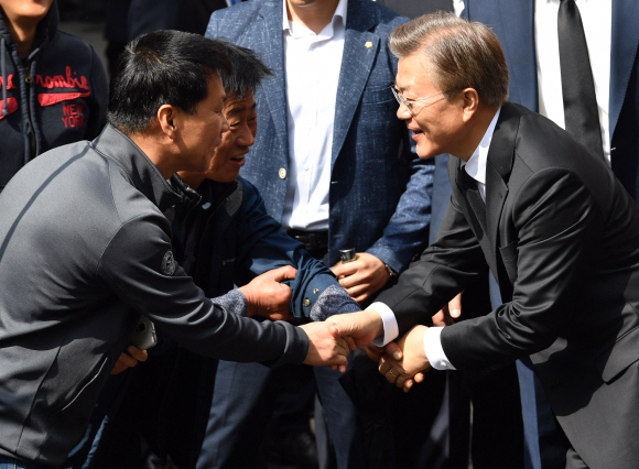 지난 10일 서울 서대문구 홍은동 문재인 대통령 자택에서 문재인 대통령이 자택을 떠나며 주민들과 인사를 하고 있다.  박지환 기자 popocar@seoul.co.kr