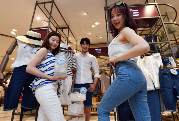 11일 오전 롯데마트 서울역점에서 모델들이 여름에도 시원하게 입을 수 있는 ’냉감팬츠 -3도씨 쿨 데님 시리즈’를 선보이고 있다. 나일론을 사용해 피부사이의 온도를 억제하고 적외선을 차잔해 3도 가량 냉감효과가 있다. 2017.5.11 도준석 기자 pado@seoul.co.kr