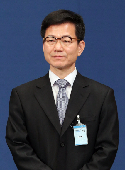 임종석 대통령 비서실장이 11일 청와대 춘추관에서 민정,홍보 수석 등 추가 인선 발표를 했다. 이정도 신임 총무비서관이 회견에 참석해 있다. 2017. 05. 11 안주영 기자 jya@seoul.co.kr