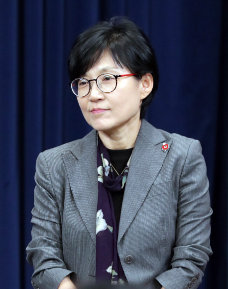 임종석 대통령 비서실장이 11일 청와대 춘추관에서 민정,홍보 수석 등 추가 인선 발표를 했다. 조현옥 신임 인사 수석이회견에 참석해 있다. 2017. 05. 11 안주영 기자 jya@seoul.co.kr