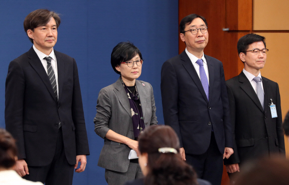 임종석 대통령 비서실장이 11일 청와대 춘추관에서 민정,홍보 수석 등 추가 인선 발표를 했다. 조국 신임 민정, 윤영찬 홍보, 조현옥 인사 수석과 이정도 총무비서관이 회견에 참석해 있다. 2017. 05. 11 안주영 기자 jya@seoul.co.kr