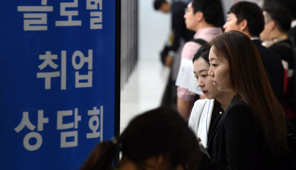 11일 경기도 고양시 킨텍스에서 열린 2017 글로벌취업상담회를 찾은 구직자들이 채용게시판을 보고 있다. 2017. 5. 11 정연호 기자 tpgod@seoul.co.kr