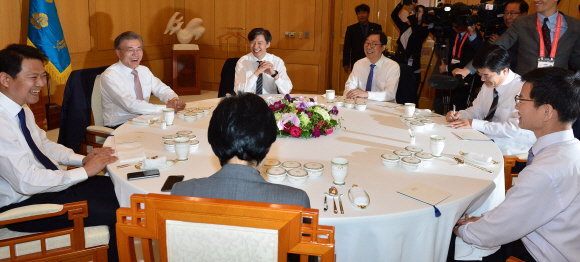 11일 문재인 대통령이 청와대에서 신임 참모진들과 오찬을 함께 하며 활짝 웃고 있다. 대통령 오른쪽부터 시계방향으로 조국 민정수석,윤영찬 홍보수석,송인배 전 더불어민주당 선대위 일정총괄팀장,  이정도 총무비서관,조현옥 인사수석, 임종석 비서실장. 2017. 05. 11 안주영 기자 jya@seoul.co.kr