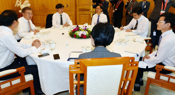 11일 문재인 대통령이 청와대에서 신임 참모진들과 오찬을 함께 하고 있다. 대통령 오른쪽부터 시계방향으로 조국 민정수석,윤영찬 홍보수석,송인배 전 더불어민주당 선대위 일정총괄팀장,  이정도 총무비서관,조현옥 인사수석, 임종석 비서실장. 2017. 05. 11 안주영 기자 jya@seoul.co.kr