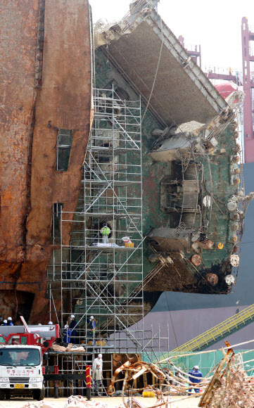 분주한 세월호 수습 현장