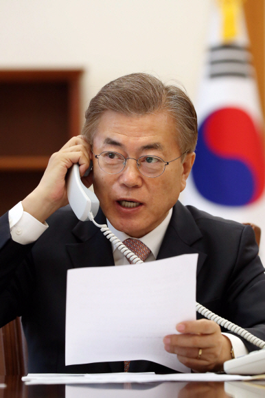 문재인 대통령이 11일 오후 청와대 집무실에서 중국 시진핑 국가주석으로부터 걸려온 당선 축하 전화를 받고 있다. 청와대 제공