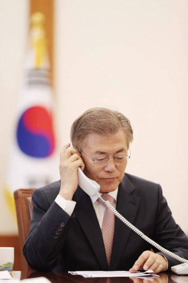 문재인 대통령이 11일 오후 청와대 집무실에서 중국 시진핑 국가주석으로부터 걸려온 당선 축하 전화를 받고 있다. 청와대 제공