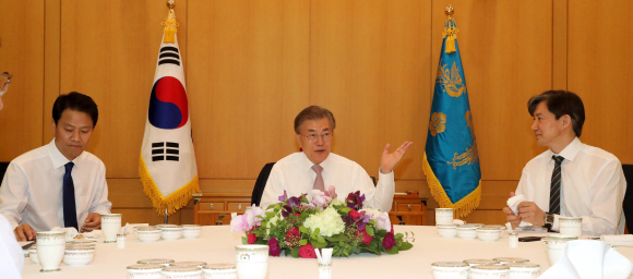 문재인 대통령이 지난 11일 청와대에서 열린 신임 수석과의 오찬 자리에 참석해 수석들과 대화하고 있다. 안주영 기자 jya@seoul.co.kr