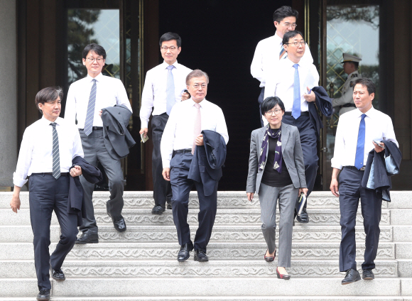 문재인 대통령이 11일 오후 신임 수석, 비서관들과 차담회를 하기 위해 본청을 나와 경내 소공원으로 이동하고 있다.  2017. 05. 11 안주영 기자 jya@seoul.co.kr