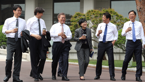문재인 대통령이 11일 오후 신임 수석, 비서관들과 차담회를 하기 위해 본청을 나와 경내 소공원으로 이동하고 있다.  2017. 05. 11 안주영 기자 jya@seoul.co.kr