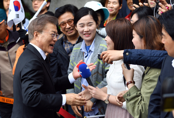 10일 서울 서대문구 홍은동 문재인대통령 자택에서 문재인 대통령이 자택을 떠나며 주민들과 인사를 하고 있다. 2017.5.10 박지환기자 popocar@seoul.co.kr
