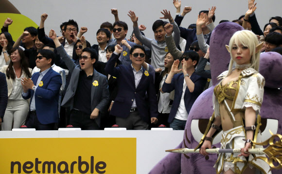 12일 오전 서울 영등포구 한국거래소에서 열린 넷마블게임즈(주) 유가증권시장 신규상장기념식에서 권영식 대표 등 임직원들이 축하 퍼포먼스를 하고 있다.  연합뉴스