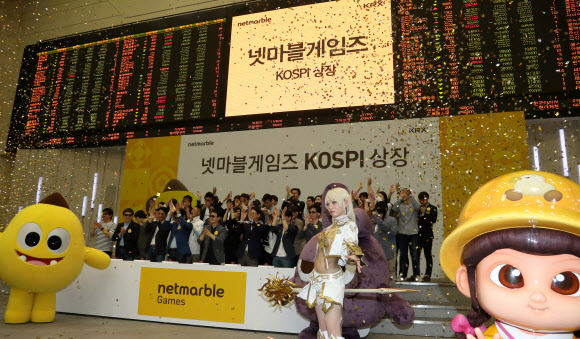 12일 오전 서울 영등포구 한국거래소에서 열린 넷마블게임즈(주) 유가증권시장 신규상장기념식에서 권영식 대표 등 임직원들이 축하 퍼포먼스를 하고 있다.  연합뉴스