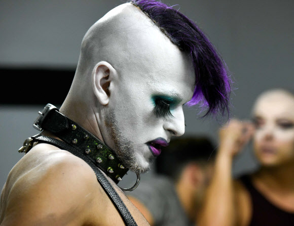 11일(현지시간) 스페인령 카나리아제도 그란카나리아섬에서 열린 ‘게이프라이드 마스팔로마스(GayPride Maspalomas)’ 선발대회 중 드래그 퀸 갈라 참가자가 공연준비를 하고 있다. AFP 연합뉴스