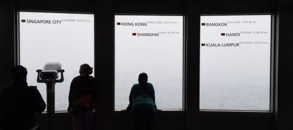 몽골과 중국동북부지방에서 발원한 황사가 찾아온 12일 서울 남산 서울N타워에서 바라본 바라본 서울 상공이 뿌옇다.  손형준 기자 boltagoo@seoul.co.kr