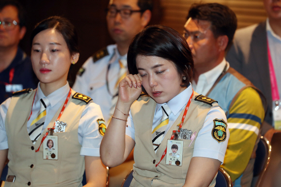 12일 오전 문재인대통령이 인천공항공사 4층 CIP 라운지에서 열린  ‘찾아가는 대통령, 공공부문 비정규직 제로시대를 열겠습니다!’ 행사에 참석해 참석자들과 대화하고 있다.  안주영 기자 jya@seoul.co.kr