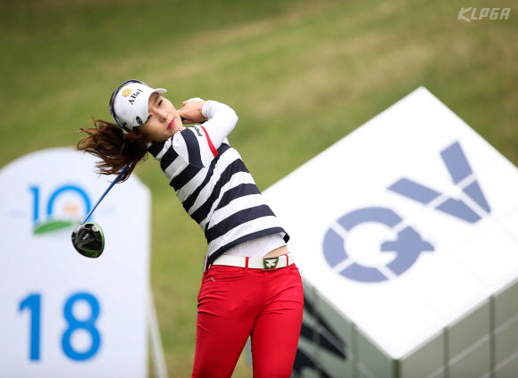 김자영이 12일 경기도 용인 수원 골프장에서 열린 NH투자증권 레이디스 챔피언십 1라운드 18번 홀에서 티샷을 날리고 있다.  KLPGA 제공=연합뉴스