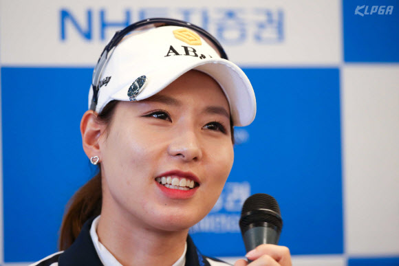 김자영이 12일 경기도 용인 수원 골프장에서 열린 NH투자증권 레이디스 챔피언십 1라운드를 마친 후 인터뷰하고 있다.  KLPGA 제공=연합뉴스