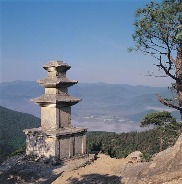 경주 남산 용장사 삼층석탑. 김시습은 용장사에 금오산방을 지어 7년 동안 머물렀다. (문화재청 제공)