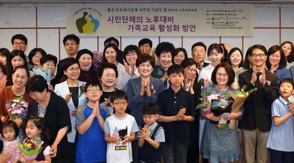 12일 서울 국회 의원회관 제3세미나실에서 사단법인 가정을건강하게하는시민의모임(가건모)주최로 열린 좋은부모되기운동 8주년 기념식에 참석한 강은희(둘째 줄 왼쭉에서 다섯번째) 여성가족부 장관과 김외숙(둘째줄 왼쪽에서 세번째) 가건모 이사장을 비롯한 수상자와 시민모임 회원들이 기념사진을 찍고 있다. 2017.5.12 박지환기자 popocar@seoul.co.kr