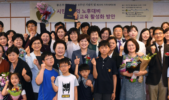 12일 서울 국회 의원회관 제3세미나실에서 사단법인 가정을건강하게하는시민의모임(가건모)주최로 열린 좋은부모되기운동 8주년 기념식에 참석한 강은희(둘째 줄 왼쭉에서 네번째) 여성가족부 장관과 김외숙(둘째줄 왼쪽에서 두번째) 가건모 이사장을 비롯한 수상자와 시민모임 회원들이 기념사진을 찍고 있다. 2017.5.12 박지환기자 popocar@seoul.co.kr
