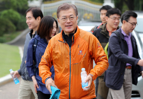 문 대통령, 산행준비 끝