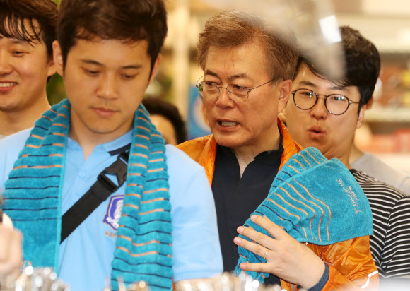 문 대통령, 오랜만에 산행 힘드네