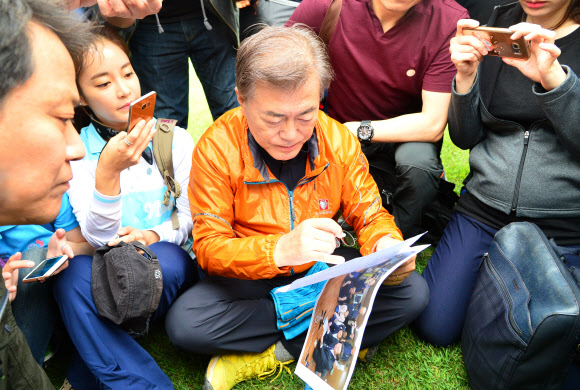 편지 읽는 문 대통령