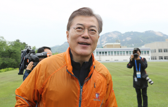 등산 출발하는 문재인 대통령