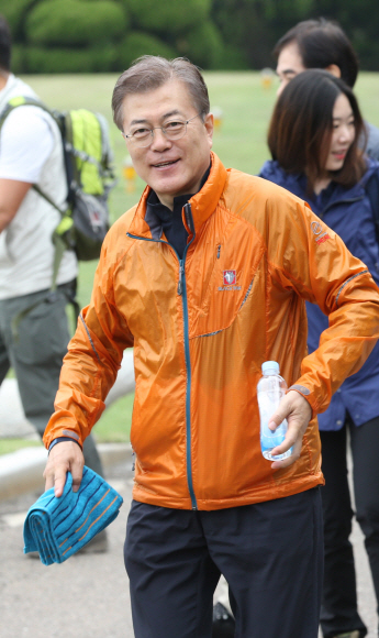 문재인 대통령, 등산 전에 물 한 병 챙기고