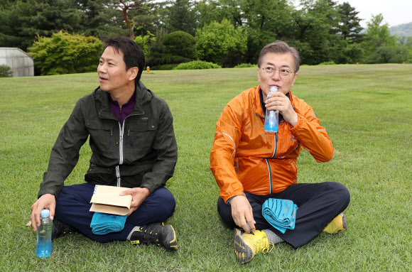 문 대통령, 목부터 축이고 시작