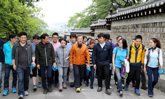 문 대통령, 마크맨들과 산행