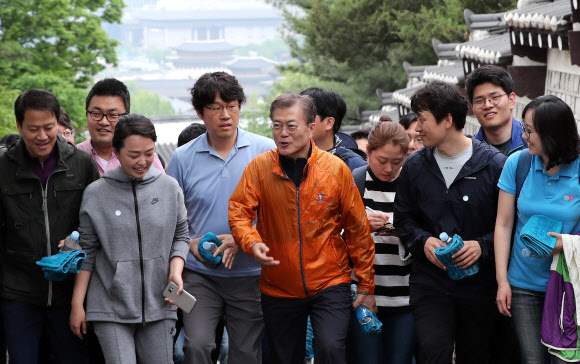 문 대통령 첫 주말은 산행