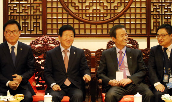 중국 측과 대화 나누는 일대일로 포럼 정부대표단