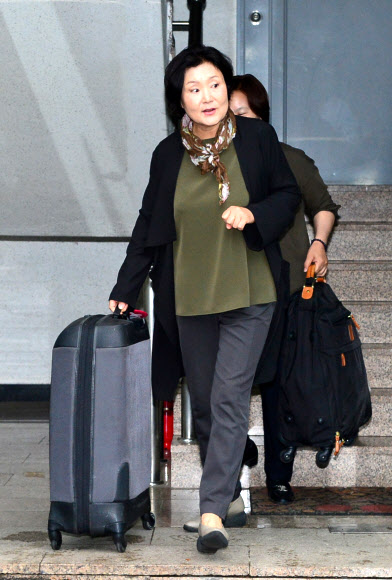 김정숙 여사, 가벼운 짐은 내가