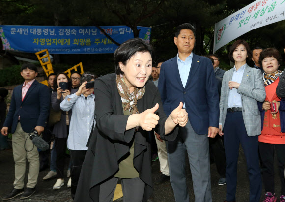 김정숙 여사, 어린이 향해 엄지척!