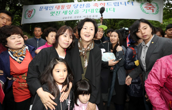 작별인사 나누는 김정숙 여사