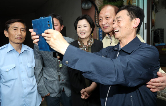 김정숙 여사, 경비아저씨와 셀카