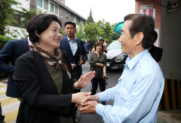 김정숙 여사, 경비아저씨와 인사