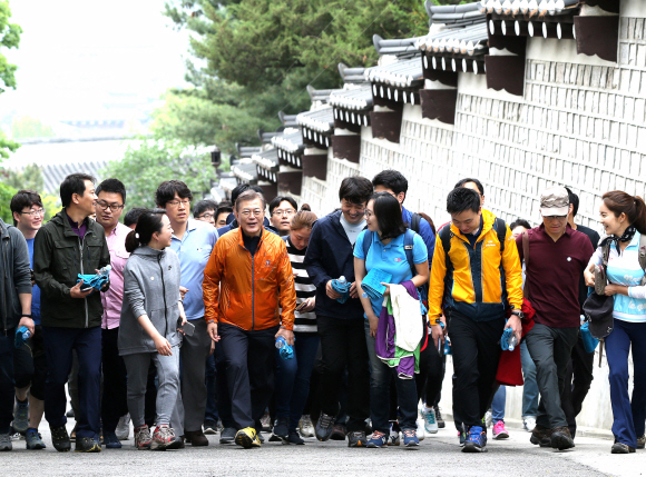 文대통령 ‘마크맨’들과 산행